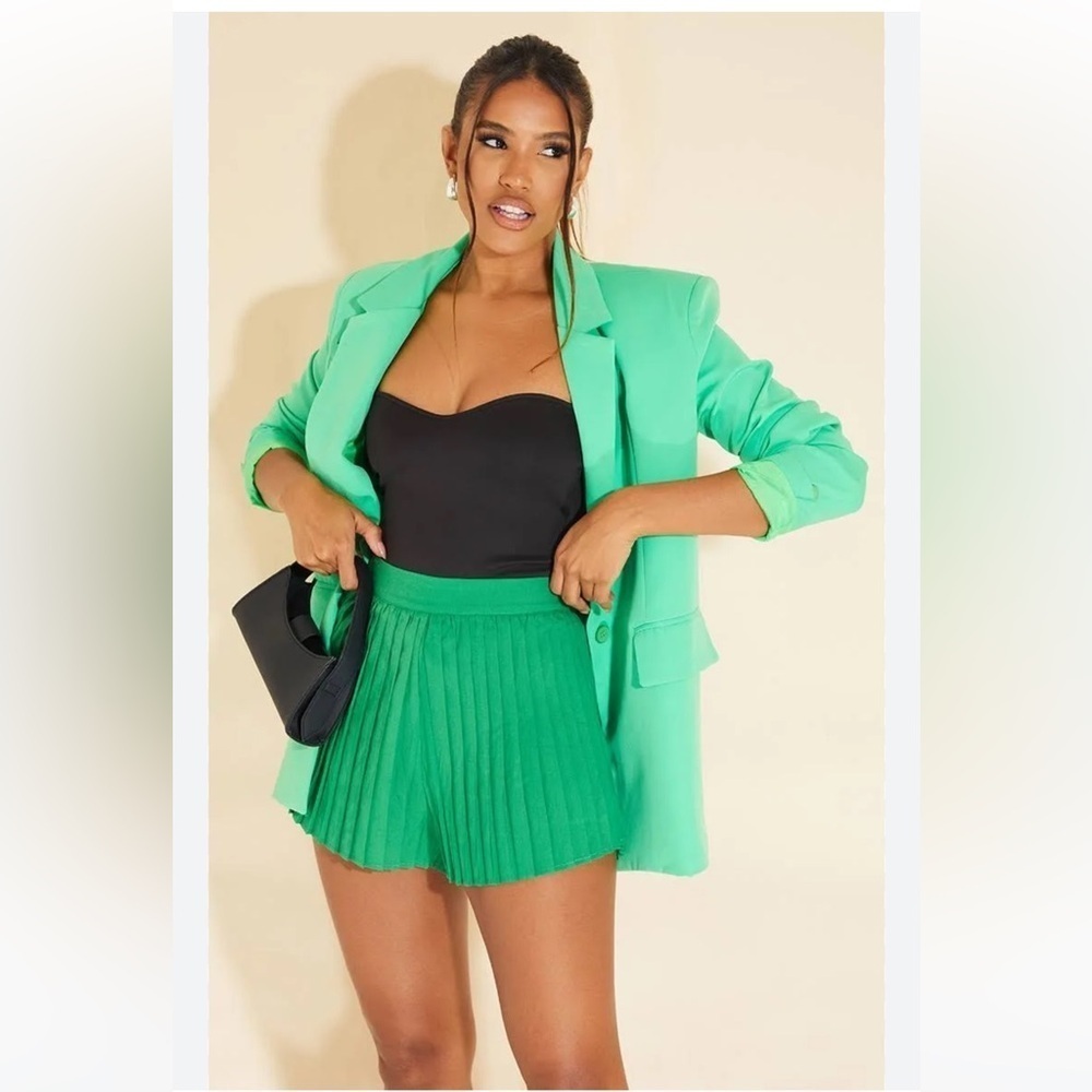 PrettyLittleThing Vibrant Green Pleated Shorts size 6.
